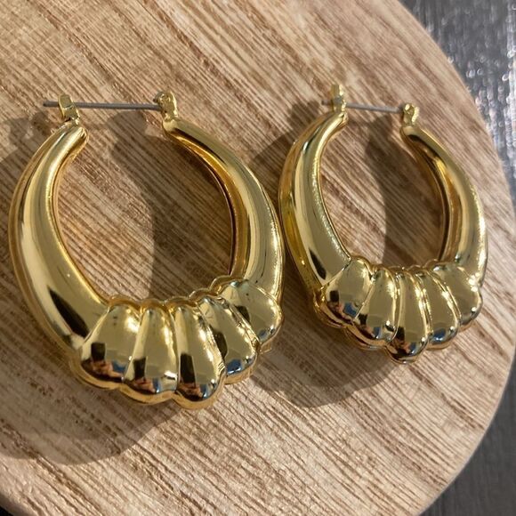 NWT Fashion Earrings Textured Hoop Earrings -‎ Gold tone - Picture 3 of 9
